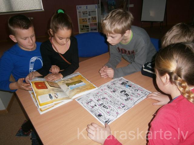 Skolēni apgūst prasmes uzziņas literatūras lietošanā un Latvijas vēsturē